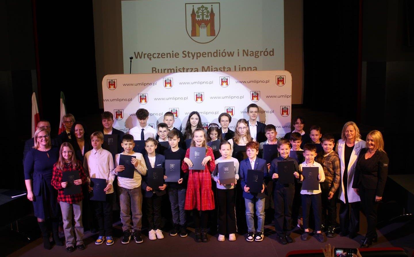 Zdj. nr. 1. Wręczenie Stypendiów i Nagród Burmistrza Miasta Lipna - 14 grudnia 2023 r.