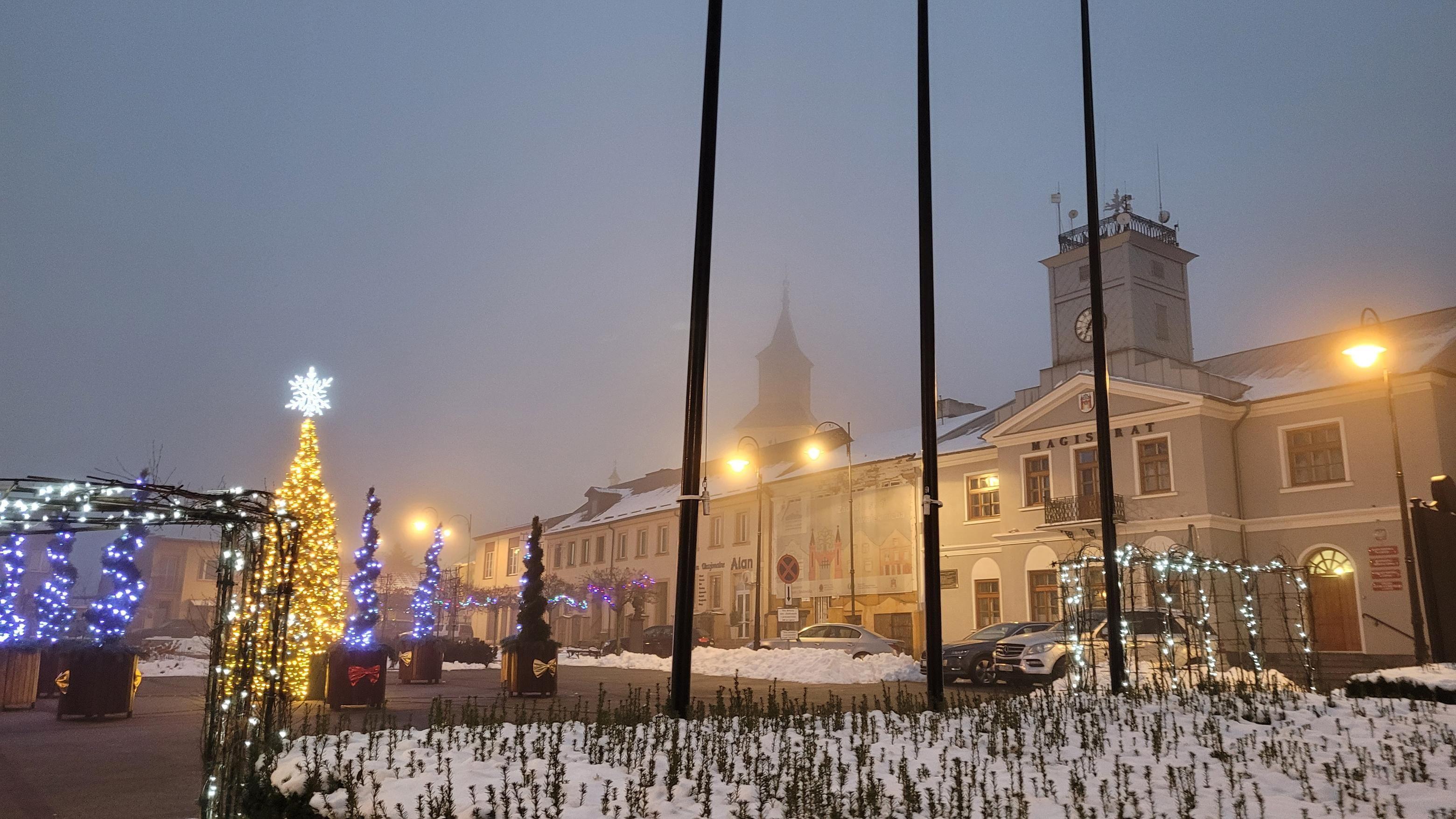 Zdj. nr. 4. Choinka na Placu Dekerta - 2 grudnia 2025 r.