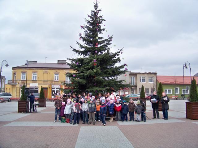 Zdj. nr. 12. Mikołajki przed ratuszem