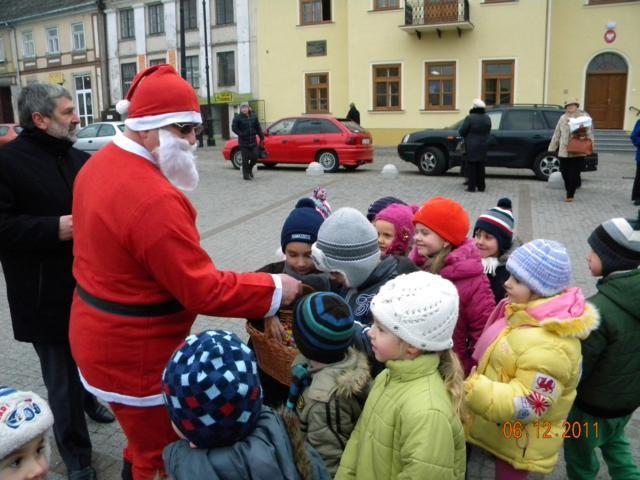 Zdj. nr. 16. Mikołajki przed ratuszem