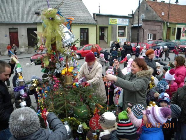 Zdj. nr. 22. Mikołajki przed ratuszem