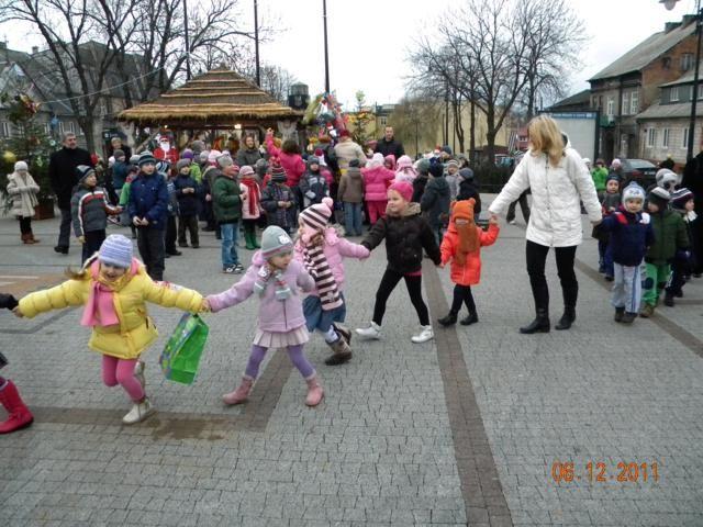 Zdj. nr. 26. Mikołajki przed ratuszem