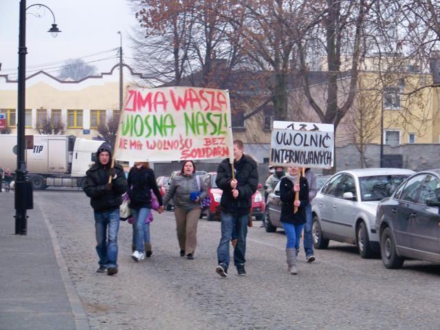 Zdj. nr. 3. Inscenizacja demonstracji z 1981 roku