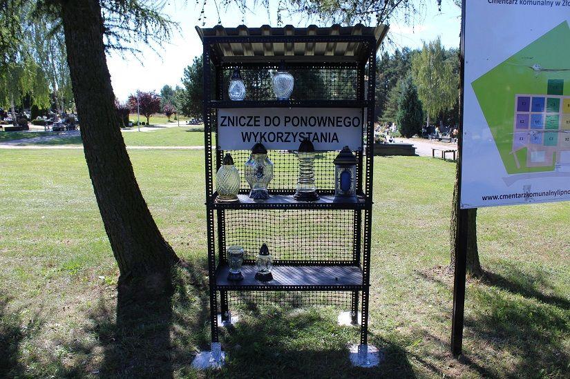 Półki na znicze i fotowoltaika na cmentarzu komunalnym w Lipnie