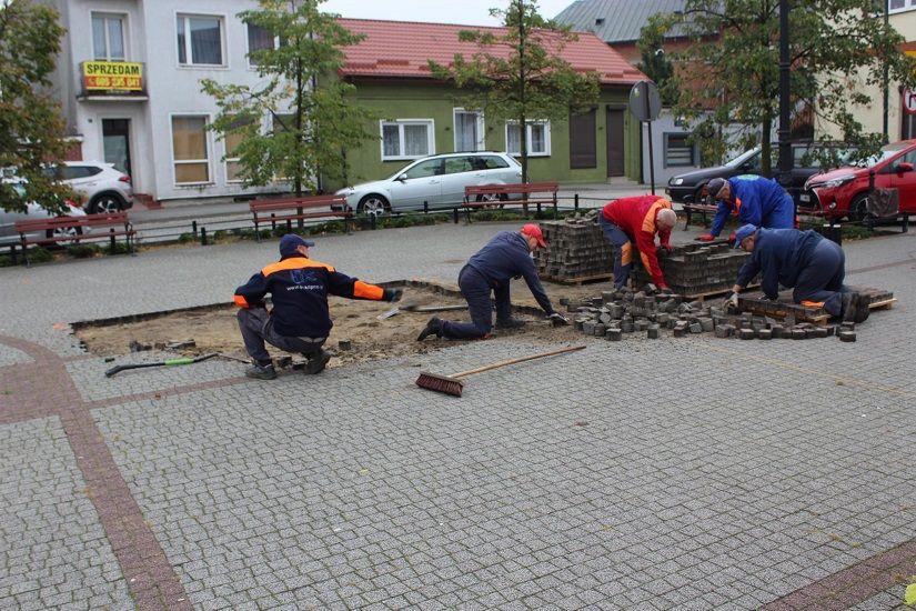 Rozpoczął się demontaż kostki na Placu Dekerta