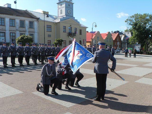 Zdj. nr. 8. Przekazanie sztandaru dla Komendy Powiatowej Policji w Lipnie - 27 września 2014 roku