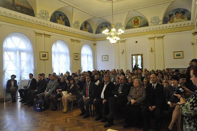 Zdj. nr. 3. Wręczenie stypendiów Burmistrza Miasta Lipna dla uczniów szczególnie uzdolnionych - 13 października 2014 roku