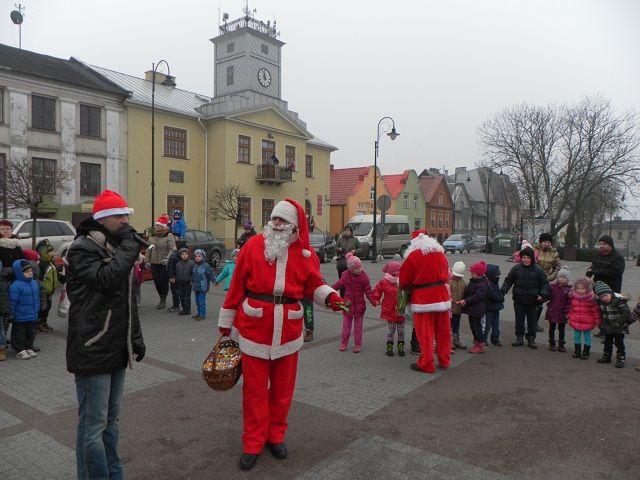 Zdj. nr. 3. Ubieranie choinki miejskiej i świąteczny kiermasz - 5 grudnia 2014  roku