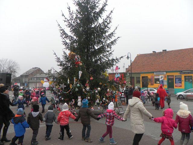 Zdj. nr. 11. Ubieranie choinki miejskiej i świąteczny kiermasz - 5 grudnia 2014  roku