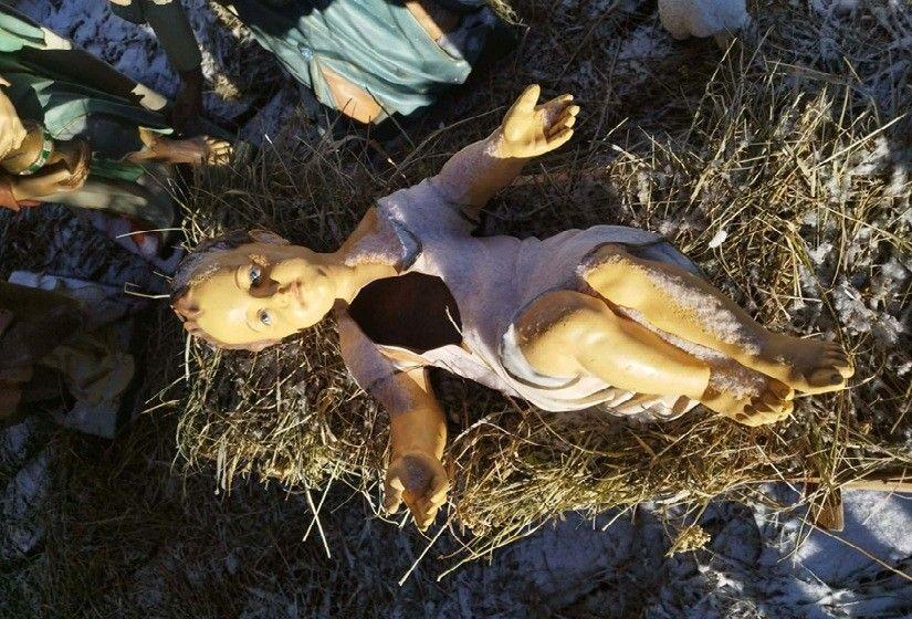 Zdewastowana szopka bożonarodzeniowa