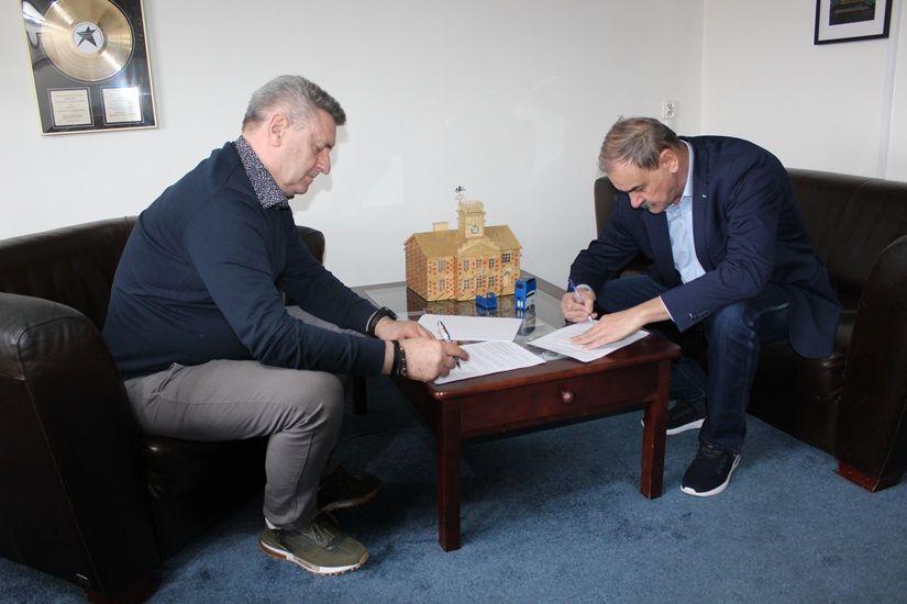 Podpisanie umowy na budowę budynku usługowo-garażowego