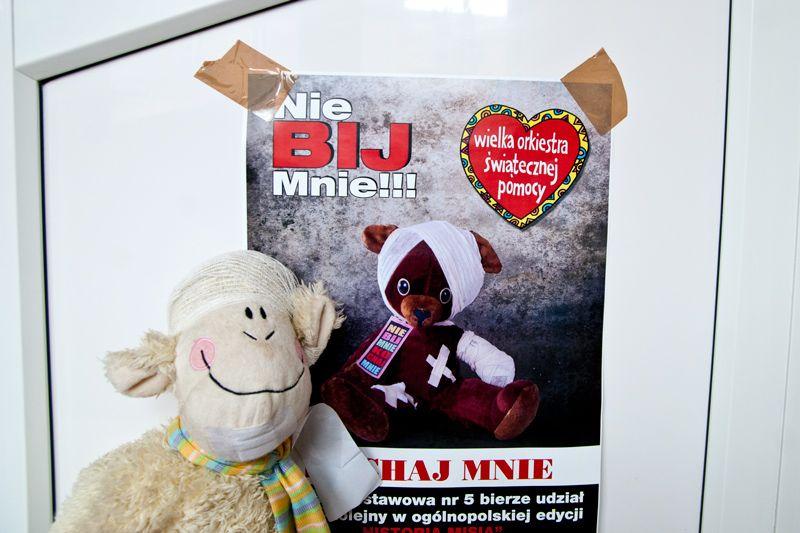 Zdj. nr. 5. „Nie Bij Mnie – KOCHAJ MNIE” 