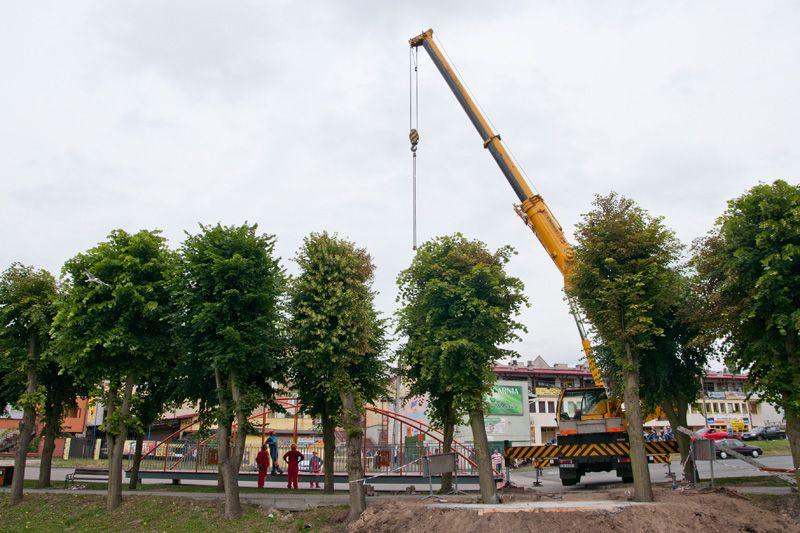 Zdj. nr. 5. Montaż nowej kładki na rzece Mień