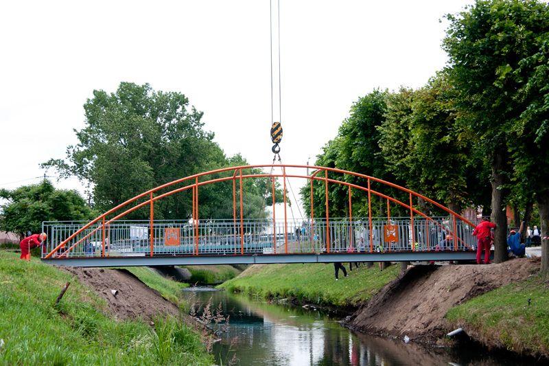 Zdj. nr. 15. Montaż nowej kładki na rzece Mień