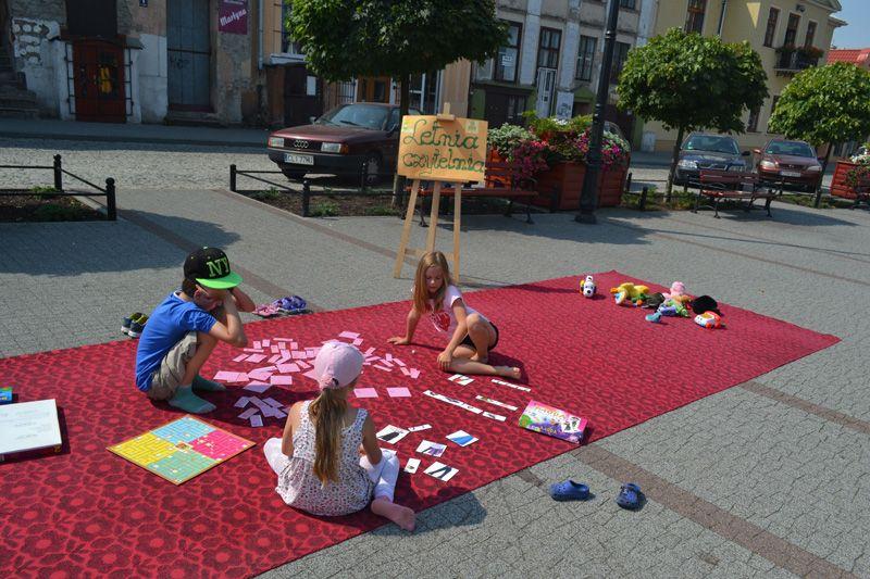 Zdj. nr. 2. Plażowanie i czytanie, czyli… Letnia czytelnia