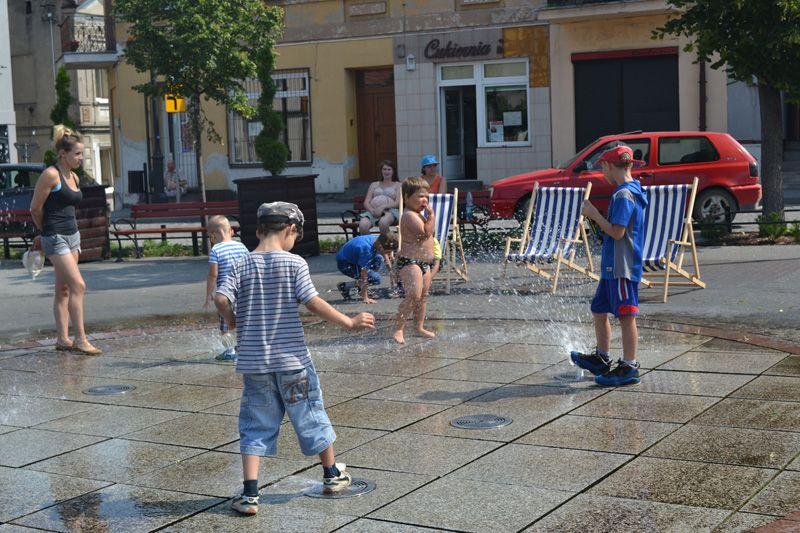 Zdj. nr. 1. Plażowanie i czytanie, czyli… Letnia czytelnia