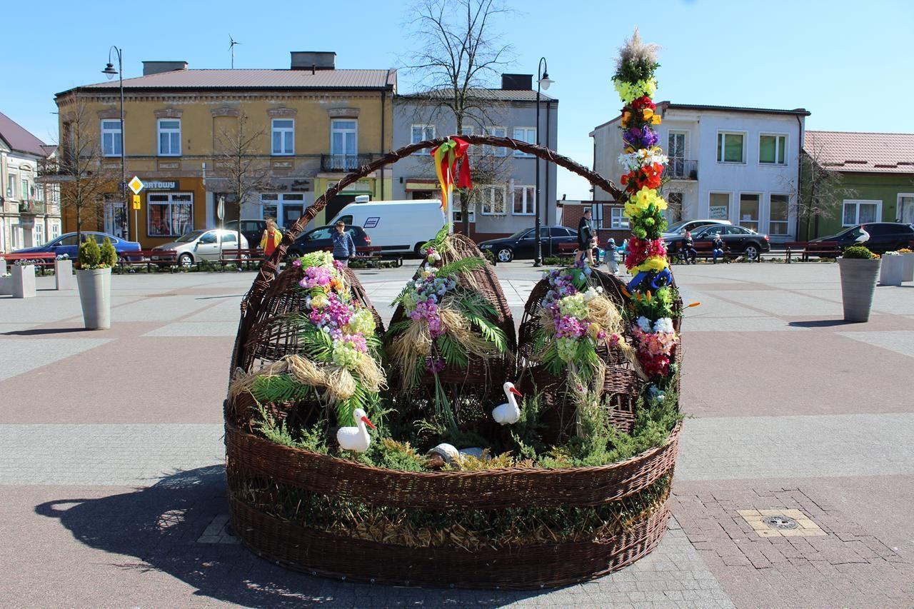 Zdj. nr. 5. Wielkanocne dekoracje na Placu Dekerta