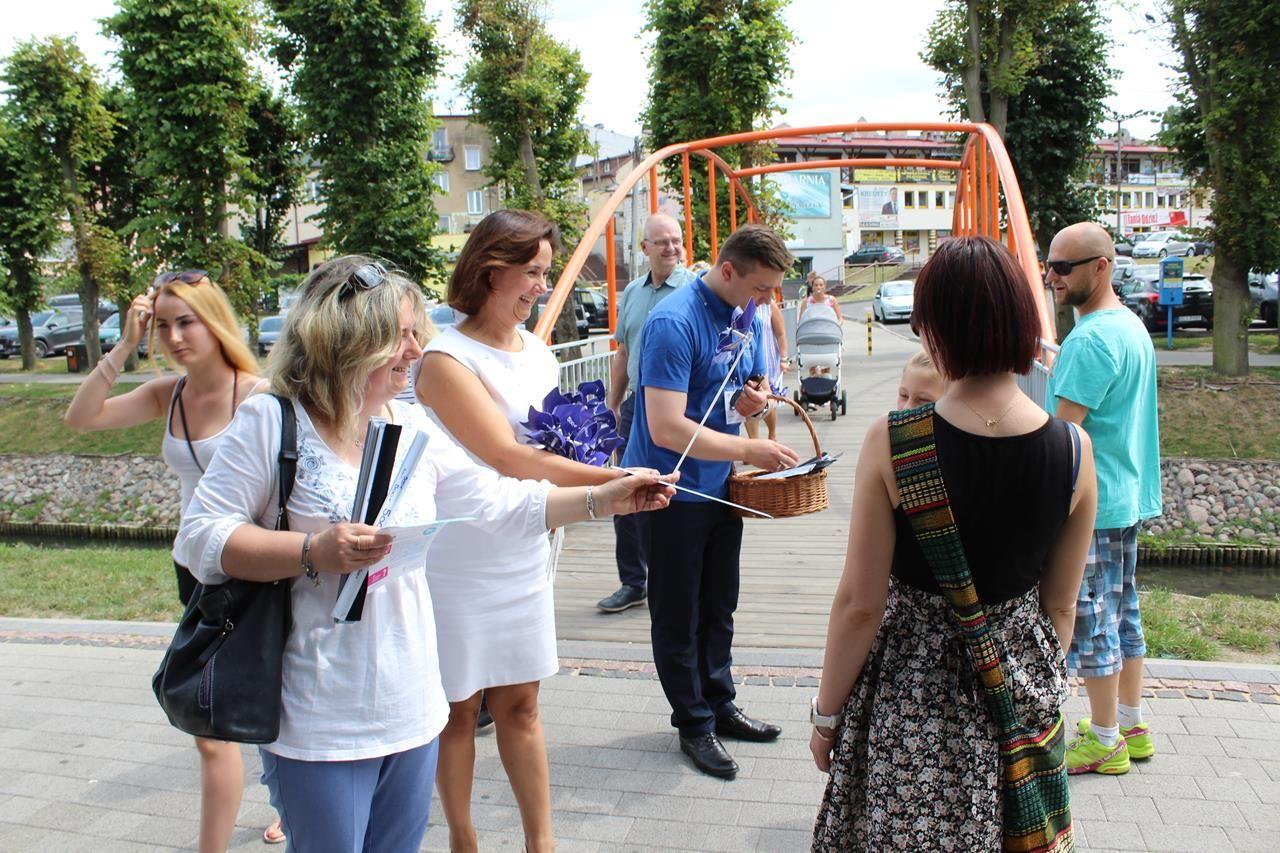 Zdj. nr. 5. Akcja informacyjna „Rodzina 500+” w Lipnie