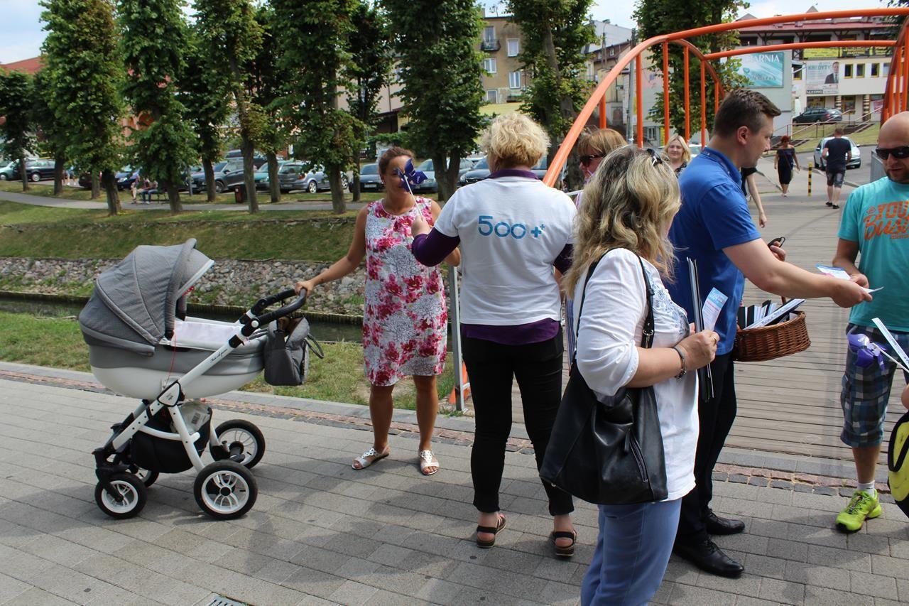 Zdj. nr. 6. Akcja informacyjna „Rodzina 500+” w Lipnie