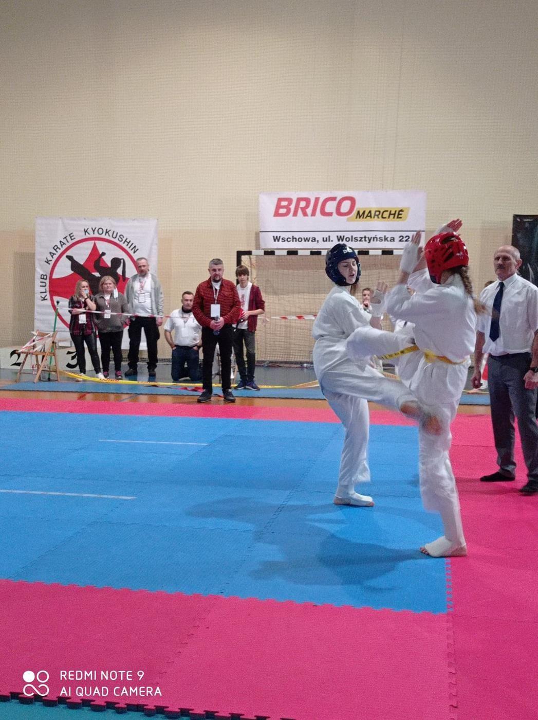 Ogólnopolski Turniej Karate Kyokushin w Brennie, zawodnicy na macie - kliknięcie spowoduje powiększenie obrazka
