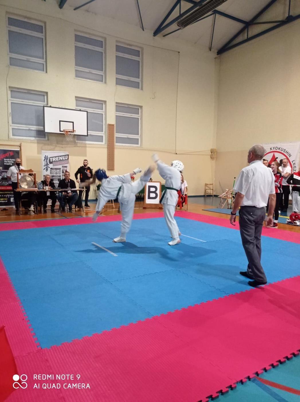 Ogólnopolski Turniej Karate Kyokushin w Brennie, zawodnicy na macie - kliknięcie spowoduje powiększenie obrazka