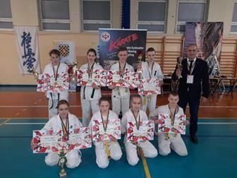 Ogólnopolski Turniej Karate Kyokushin w Brennie, zawodnicy Lipnowskiego Klubu Kyokushin Karate wraz z sensei - kliknięcie spowoduje powiększenie obrazka