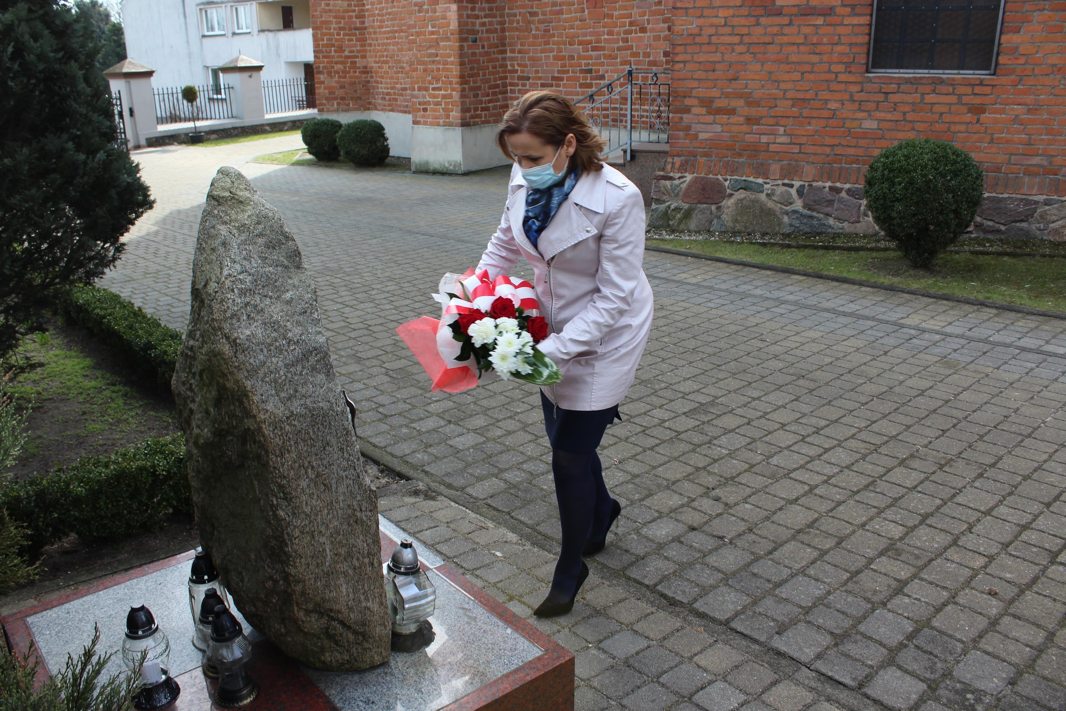 Zastępca Burmistrza Jolanta Zielińska składa kwiaty pod obeliskiem przy kościele pw. Wniębowzięcia Najświętszej Maryi Panny w Lipnie poświęconym ofiarom katastrofy smoleńskiej - kliknięcie spowoduje powiększenie 