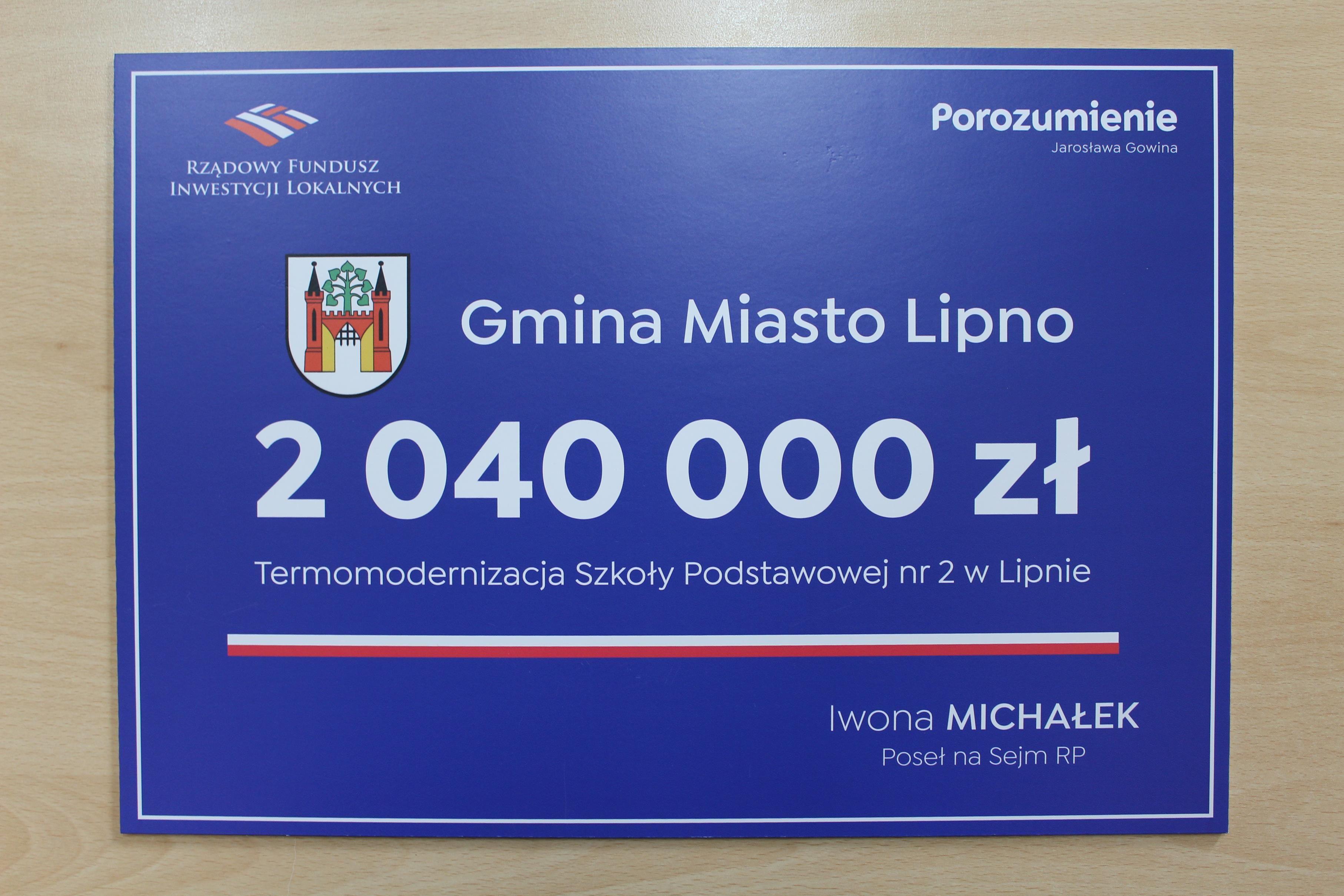 Tabliczka - symboliczny czek przekazany przez minister Iwonę Michałek - kliknięcie spowoduje powiększenie obrazka