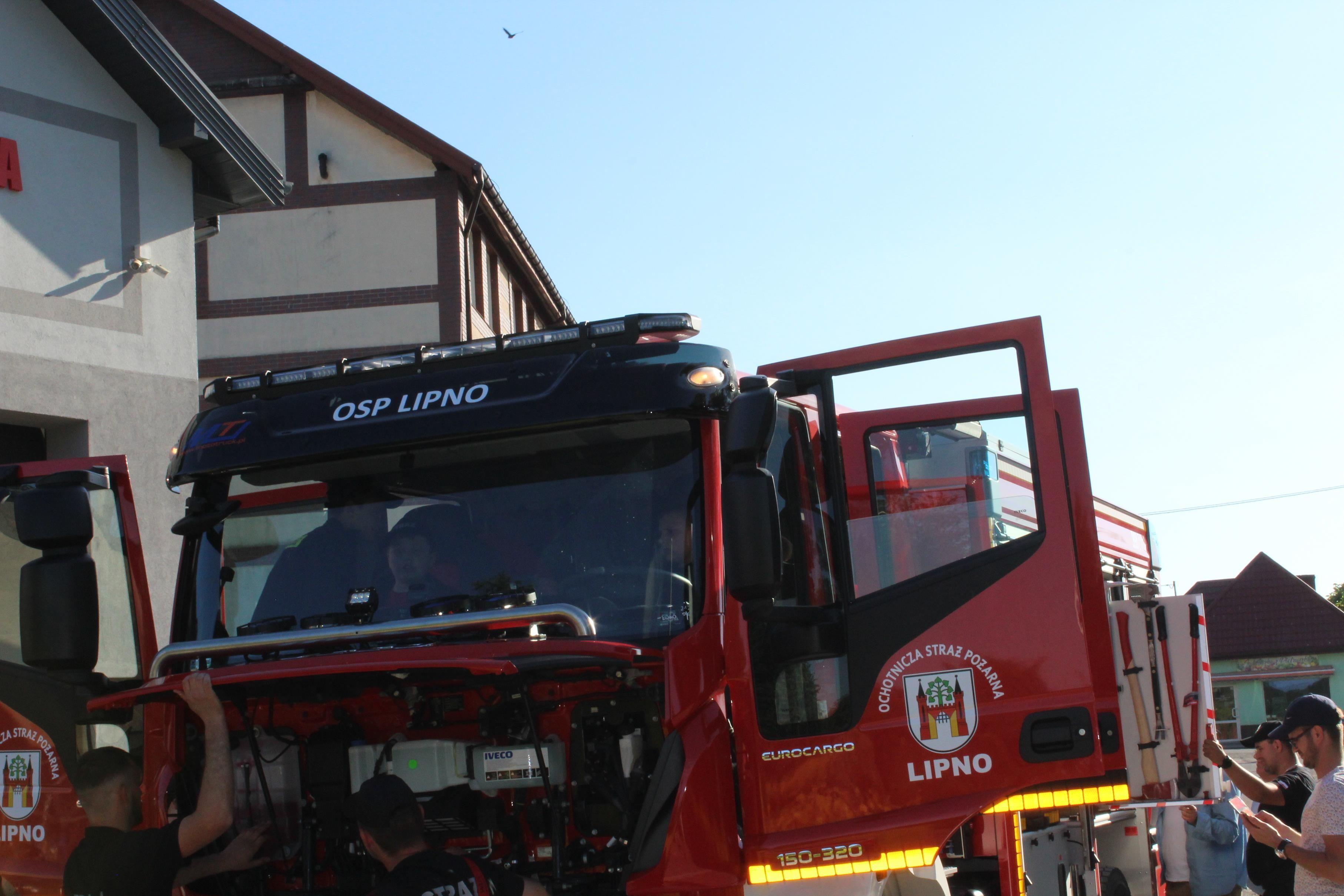 Nowy wóz strażacki dla OSP w Lipnie - kliknięcie spowoduje powiększenie obrazka