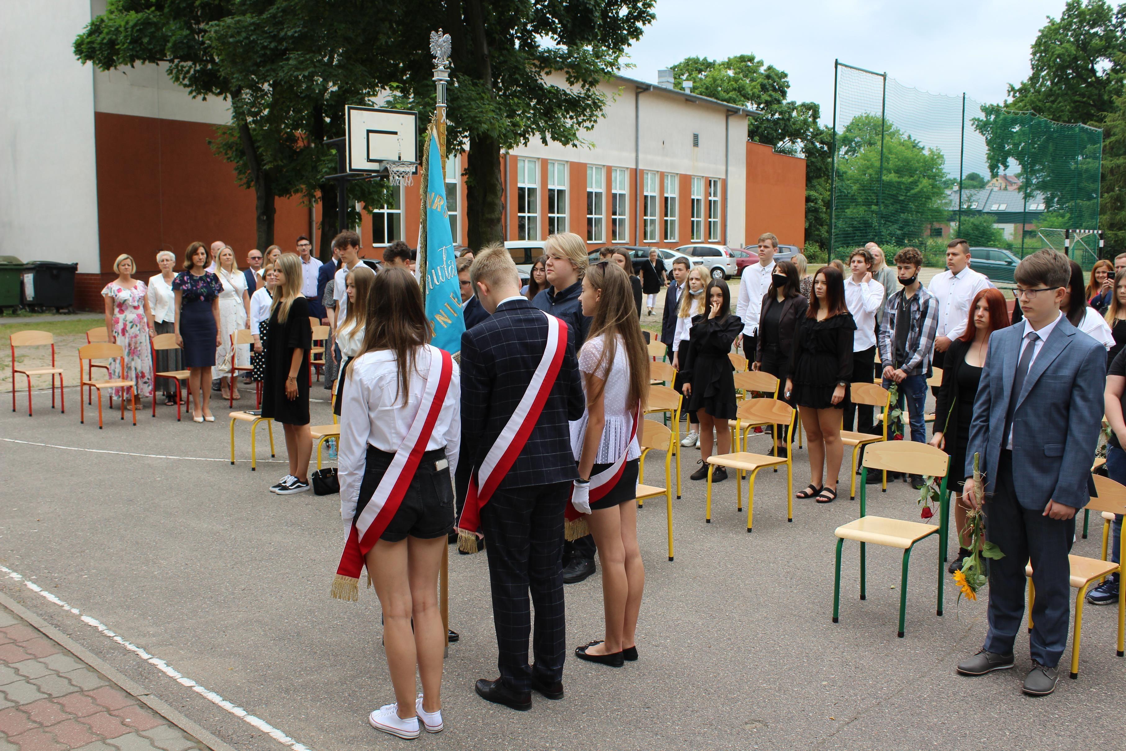 Zdj. nr. 3. Zakończenie roku szkolnego (8 klasy) w SP nr 5 w Lipnie - 25 czerwca 2021 r.