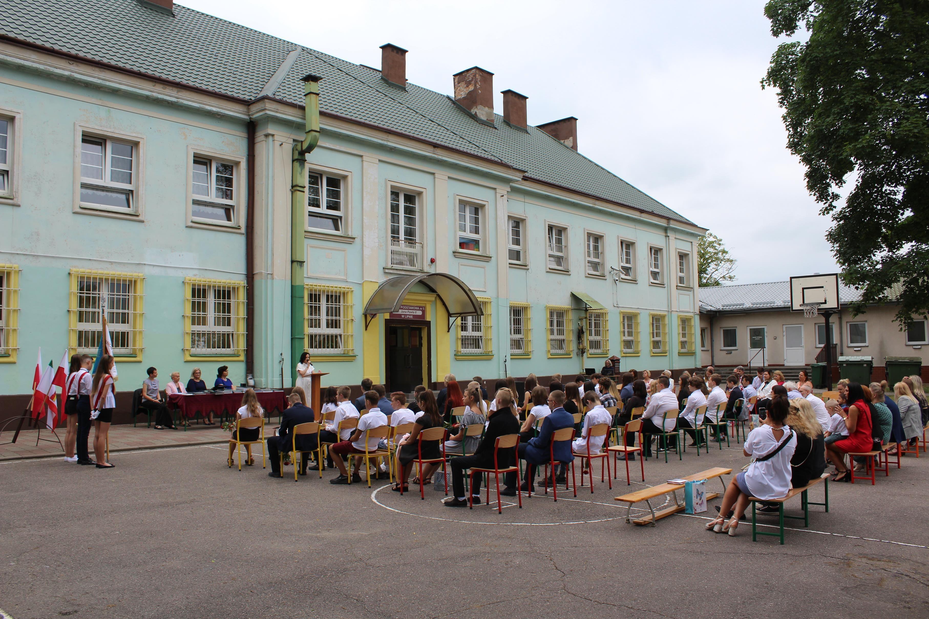 Zdj. nr. 11. Zakończenie roku szkolnego (8 klasy) w SP nr 5 w Lipnie - 25 czerwca 2021 r.
