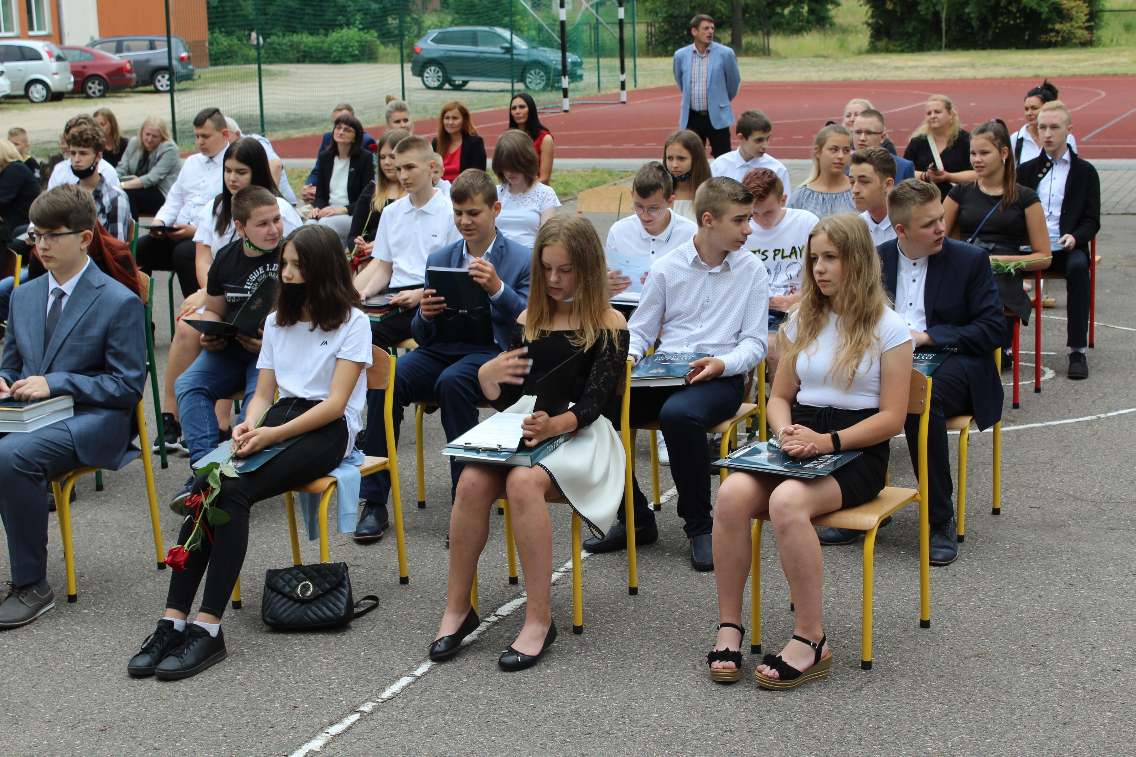 Zdj. nr. 60. Zakończenie roku szkolnego (8 klasy) w SP nr 5 w Lipnie - 25 czerwca 2021 r.