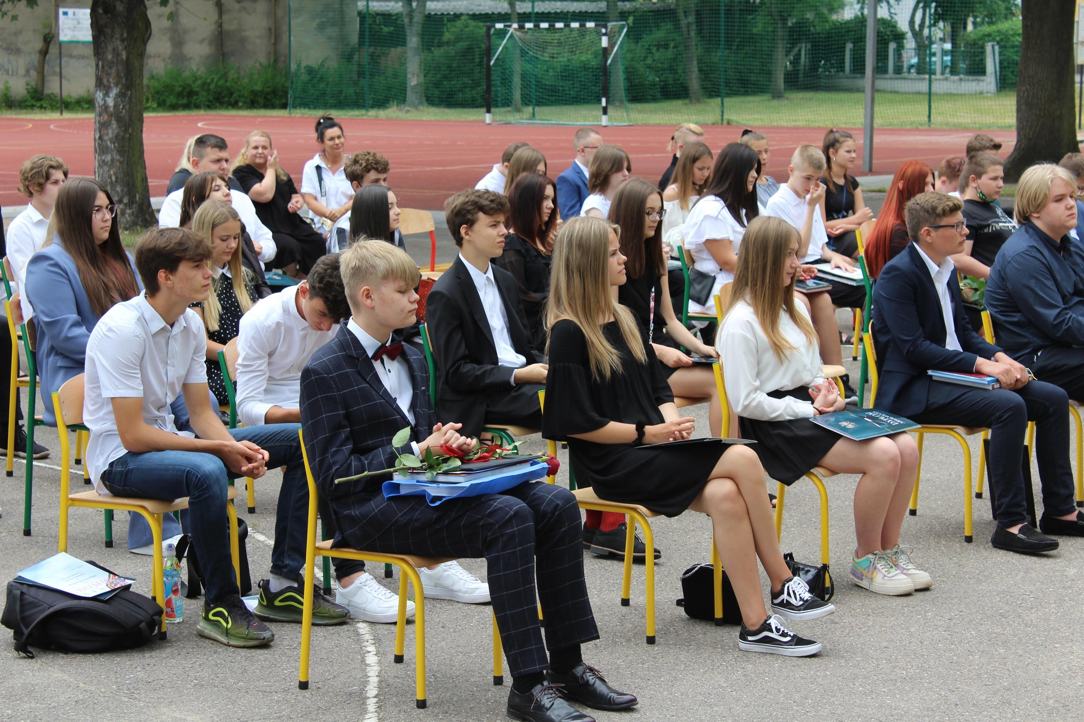 Zdj. nr. 107. Zakończenie roku szkolnego (8 klasy) w SP nr 5 w Lipnie - 25 czerwca 2021 r.