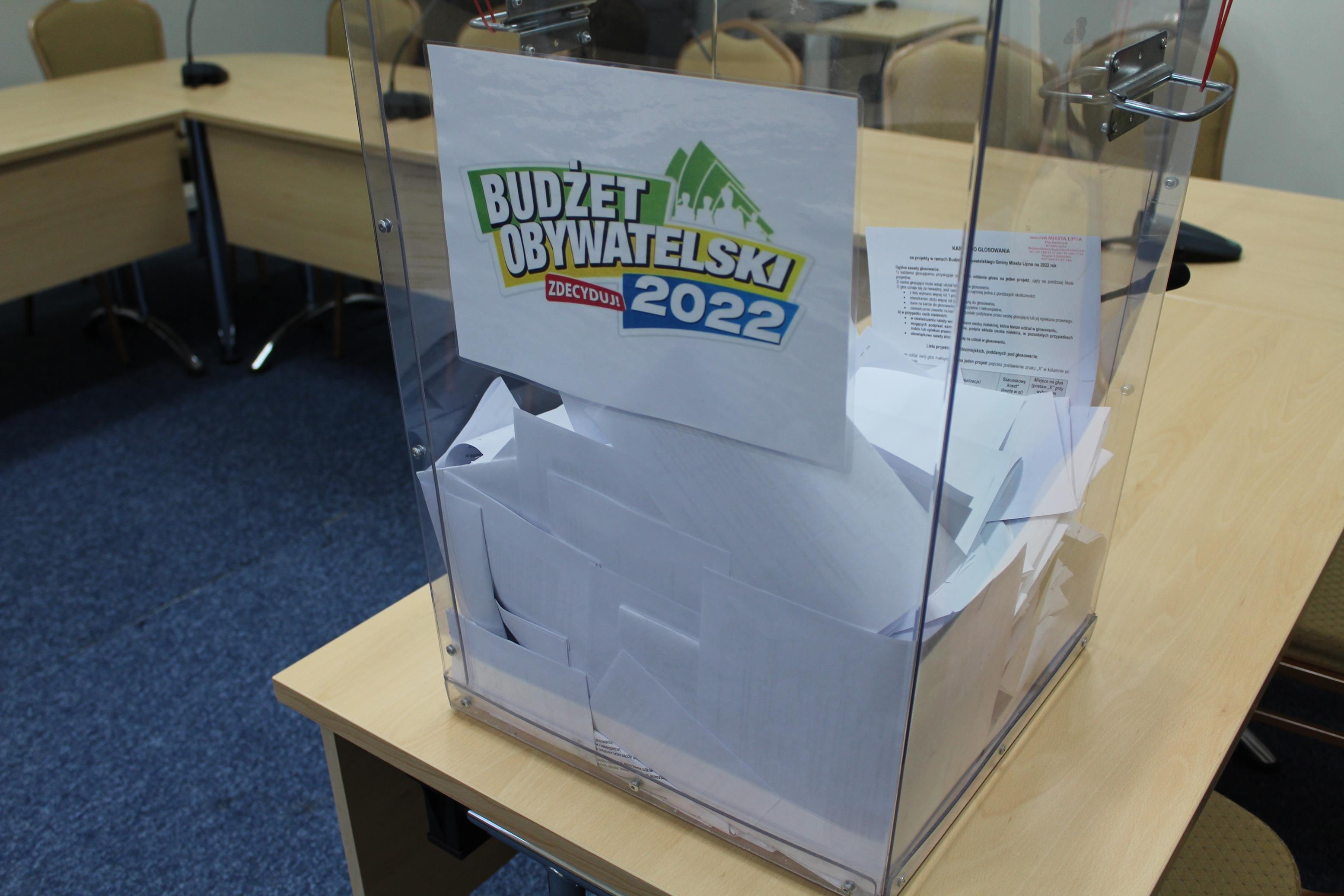 Zdj. nr. 1. Otwarcie urny do głosowania - Budżet Obywatelski 2022
