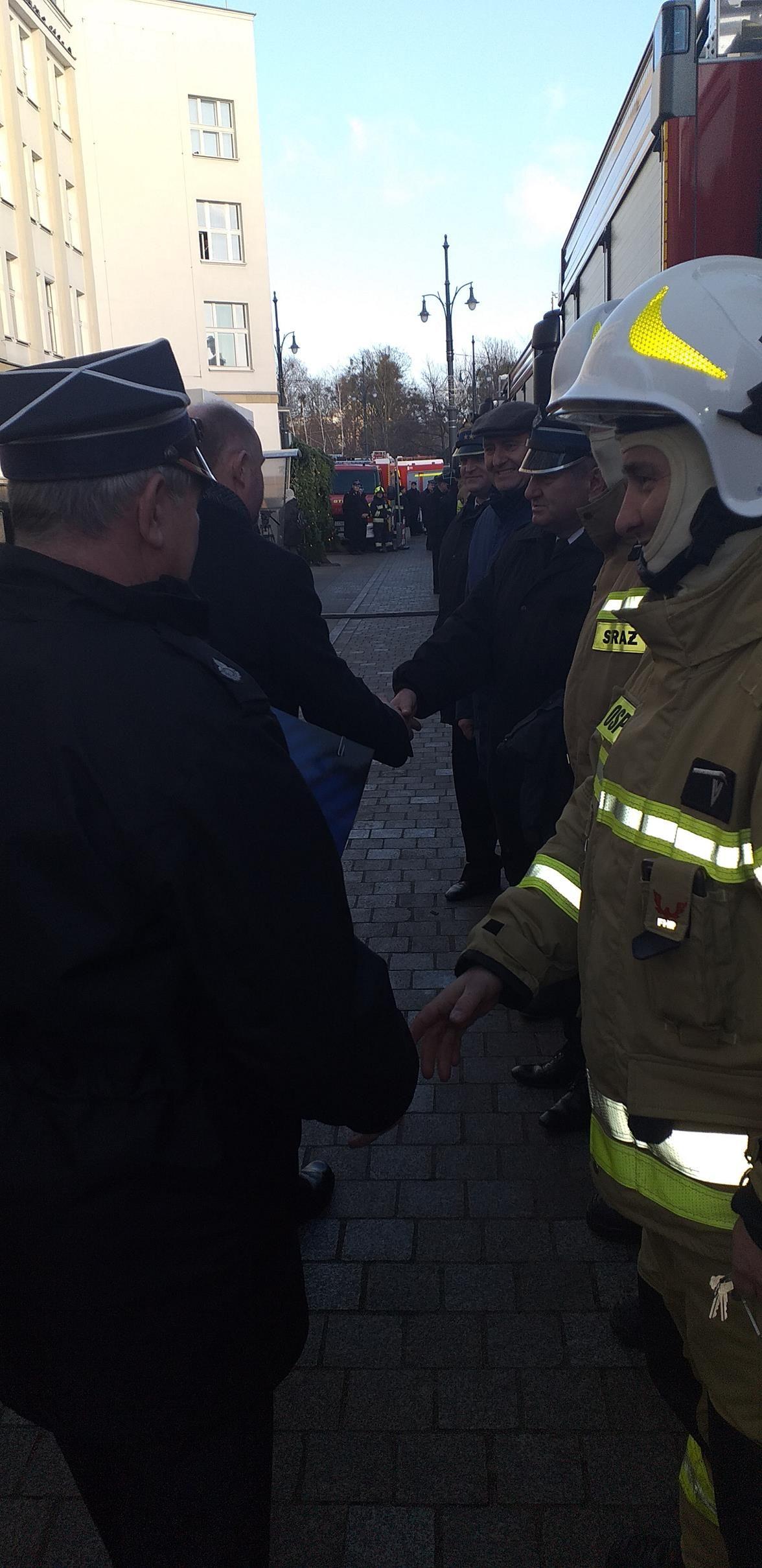 Zdj. nr. 2. Nowe wozy dla strażaków ochotników - 17.12.2021 r., Toruń