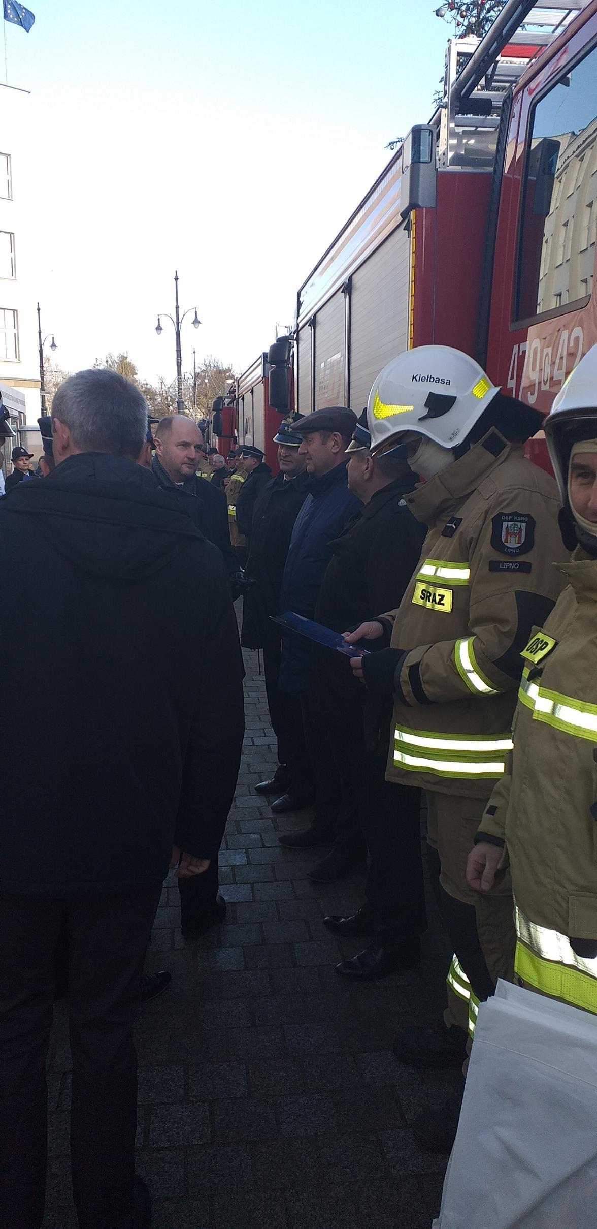 Zdj. nr. 5. Nowe wozy dla strażaków ochotników - 17.12.2021 r., Toruń