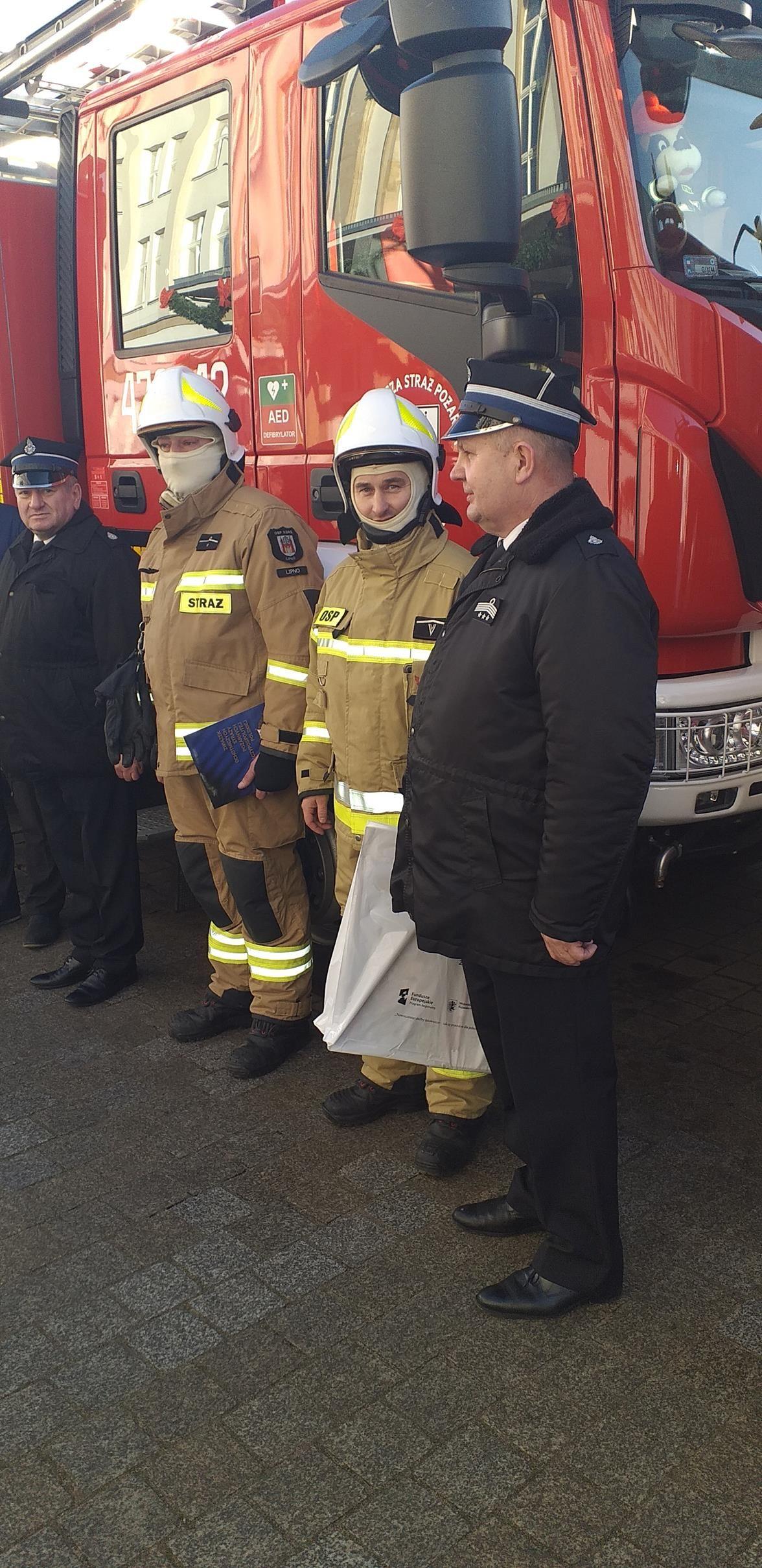 Zdj. nr. 6. Nowe wozy dla strażaków ochotników - 17.12.2021 r., Toruń
