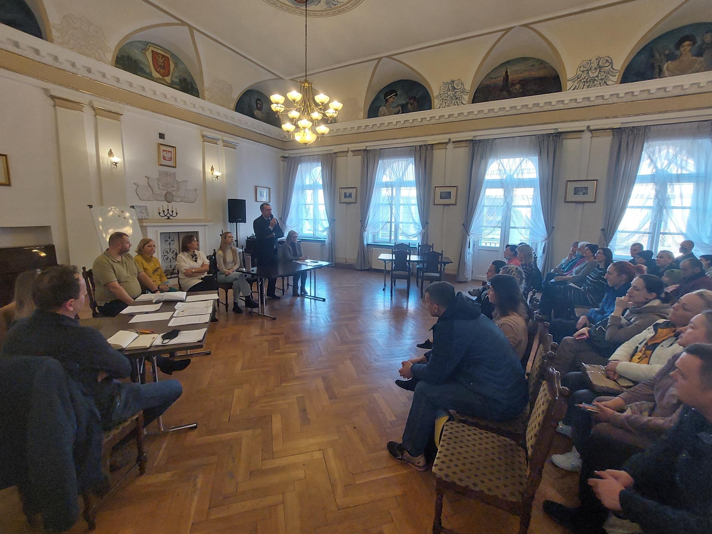 Zdj. nr. 1. Spotkanie informacyjne dla obywateli Ukrainy - 9 marca 2022 r.