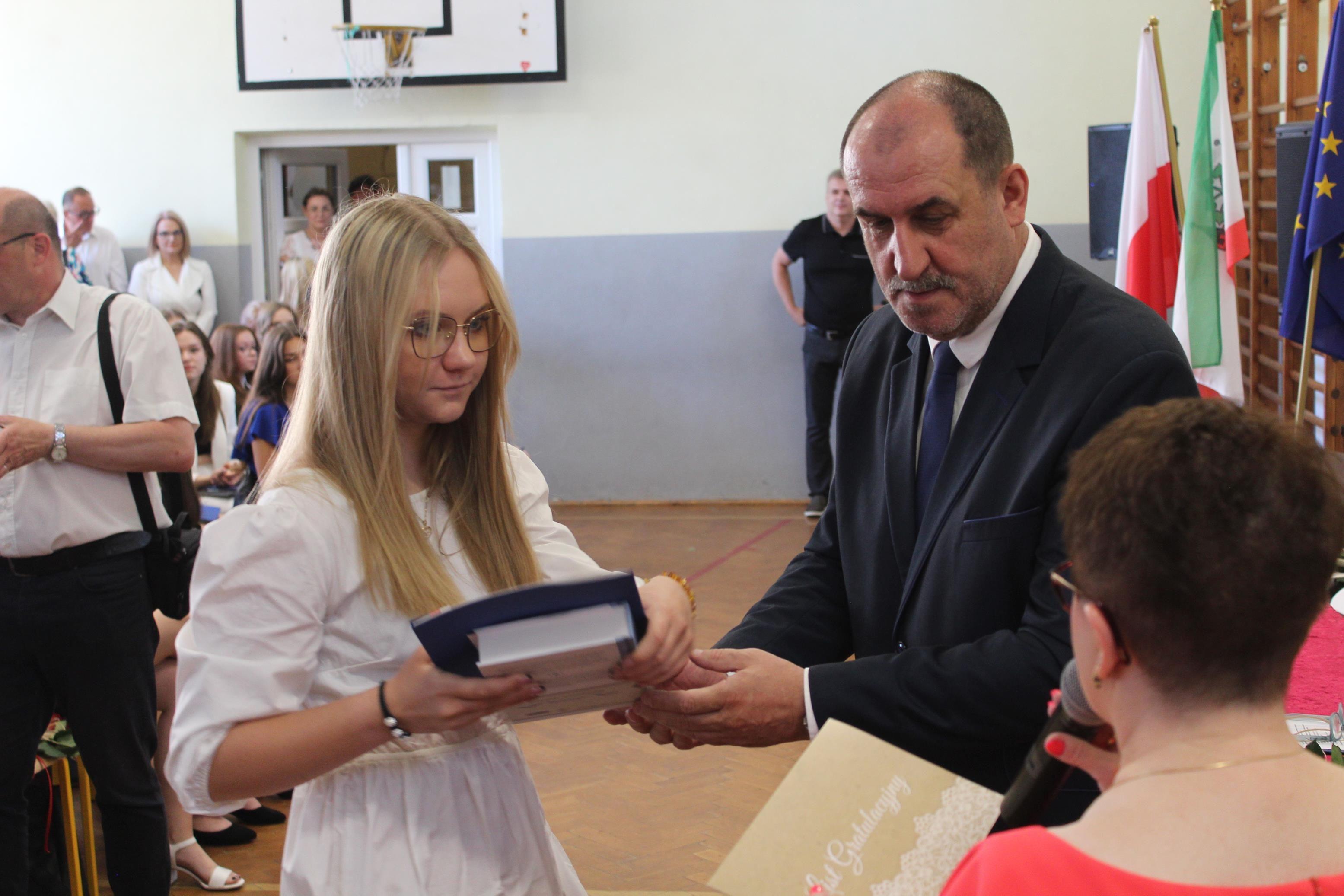 Zdj. nr. 101. Zakończenie roku szkolnego (8 klasy) w SP nr 3 w Lipnie - 24 czerwca 2022 r.