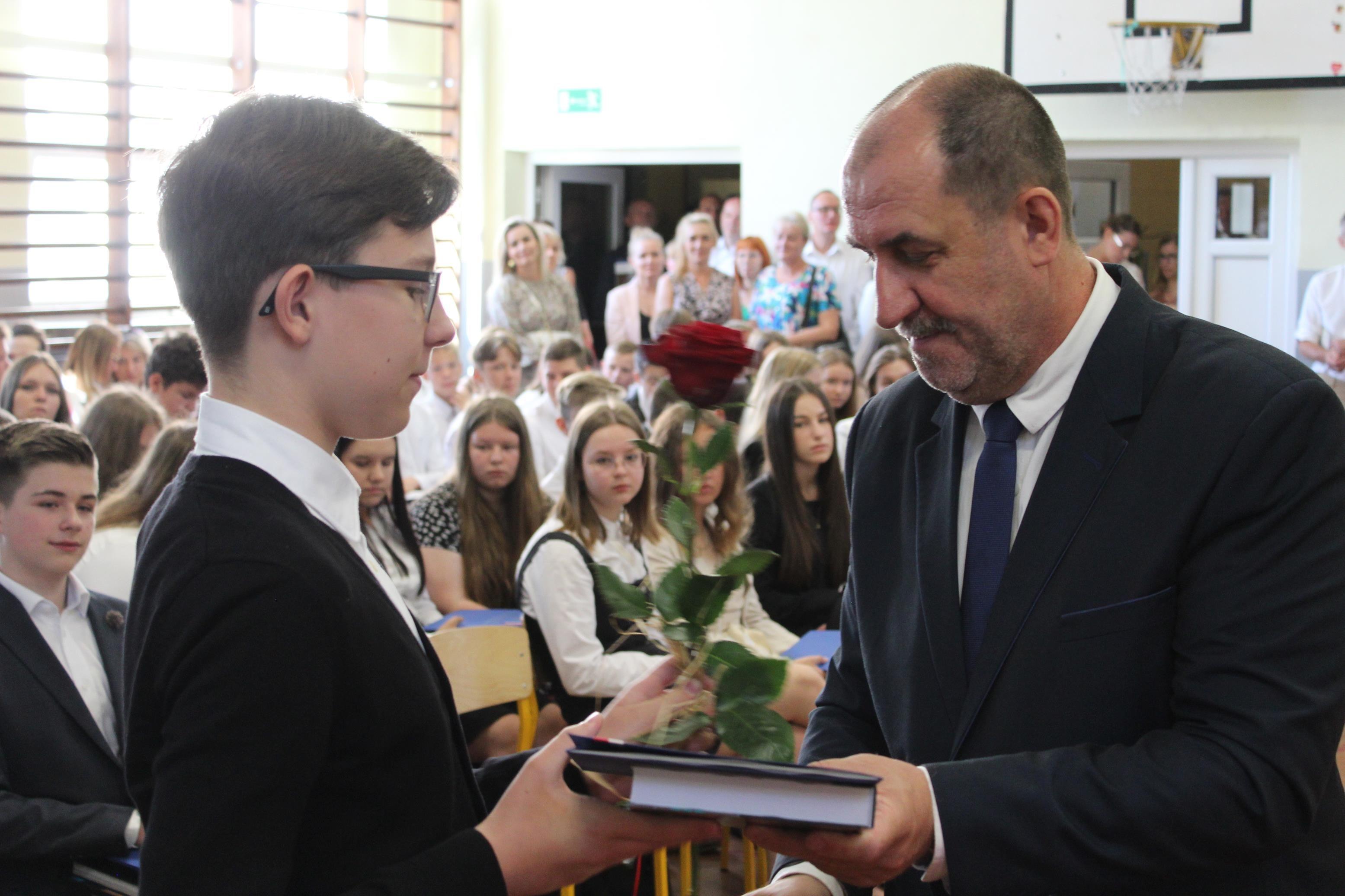 Zdj. nr. 106. Zakończenie roku szkolnego (8 klasy) w SP nr 3 w Lipnie - 24 czerwca 2022 r.