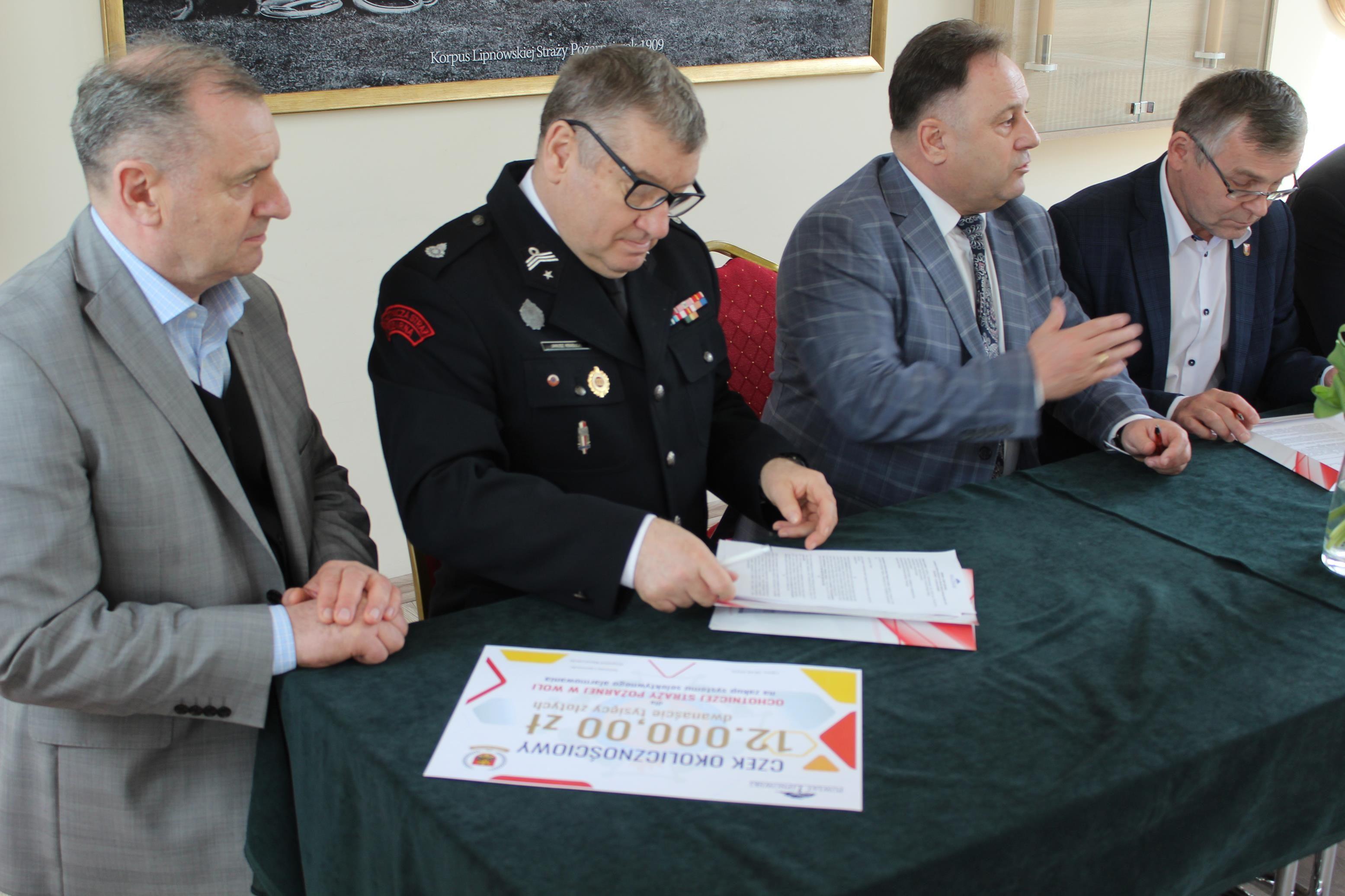 Zdj. nr. 7. Ochotnicza Straż Pożarna w Lipnie z dotacją Powiatu - 28 kwietnia 2023 r.