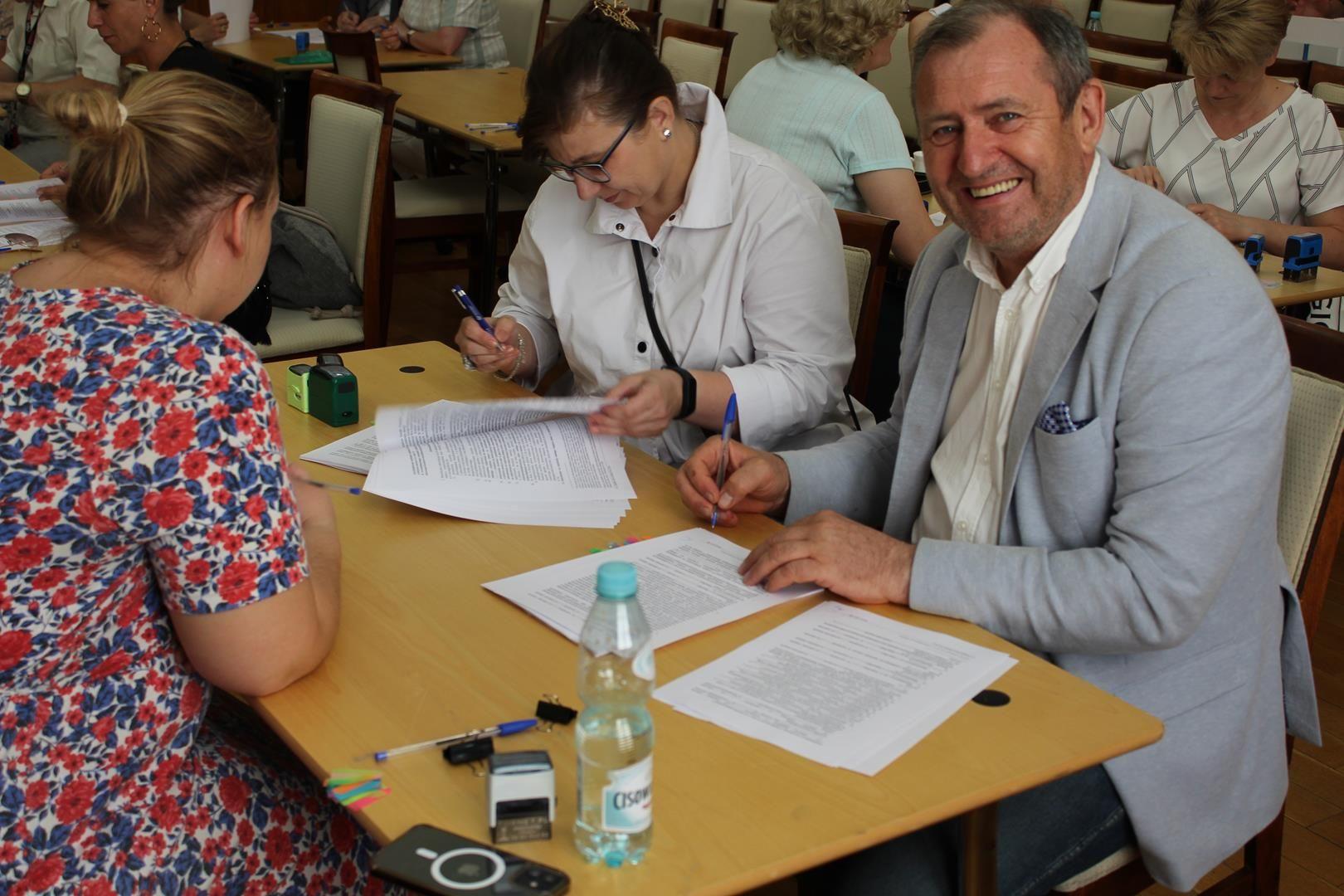 Zdj. nr. 2. Podpisanie umowy na dofinansowanie budowy pomnika Poli Negri - Toruń, 16 sierpnia 2023 r.