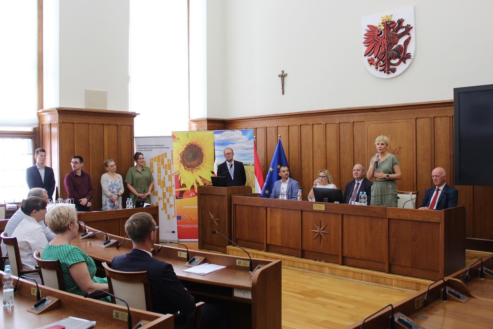 Zdj. nr. 10. Podpisanie umowy na dofinansowanie budowy pomnika Poli Negri - Toruń, 16 sierpnia 2023 r.