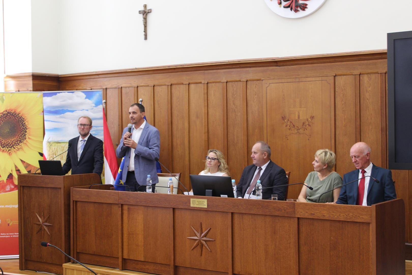 Zdj. nr. 13. Podpisanie umowy na dofinansowanie budowy pomnika Poli Negri - Toruń, 16 sierpnia 2023 r.