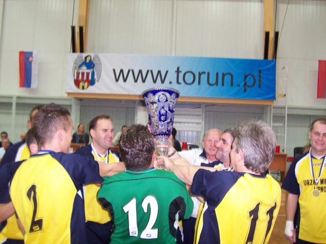 Zdj. nr. 27. IV Toruński Międzynarodowy Turniej Pracowników Samorządowych w halowej piłce nożnej o Puchar Prezydenta Miasta Torunia