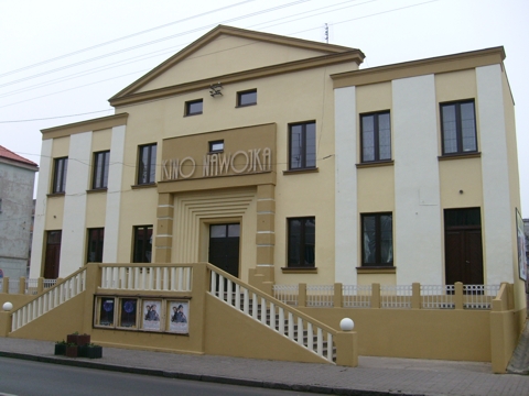 Budynek kina Nawojka, widok od frontu, ulica Mickiewicza