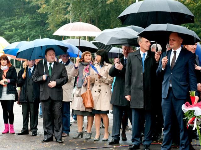 Zdj. nr. 8. Odsłonięcie tablicy poświęconej Irenie Półtorak - 28 września 2013