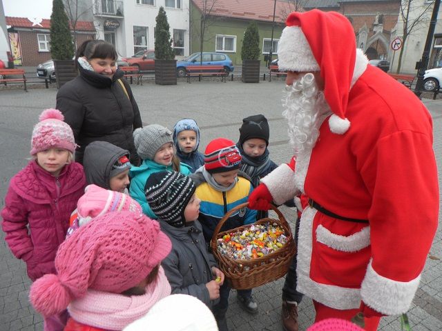 Zdj. nr. 1. Ubieranie choinki miejskiej i świąteczny kiermasz - 5 grudnia 2014  roku