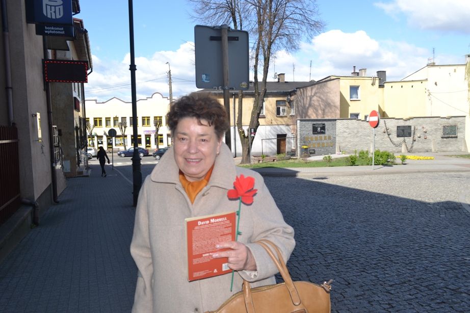 Zdj. nr. 6. Książka i róża dla czytelnika