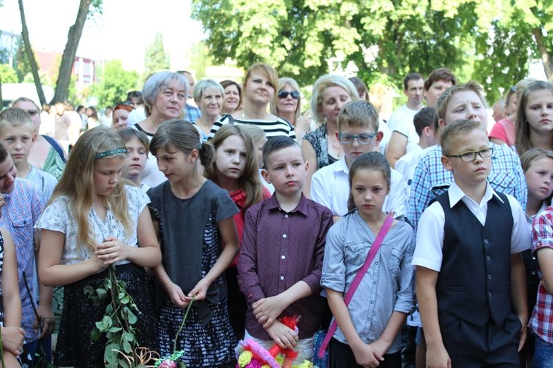 Zdj. nr. 24. Zakończenie roku szkolnego w SP 2